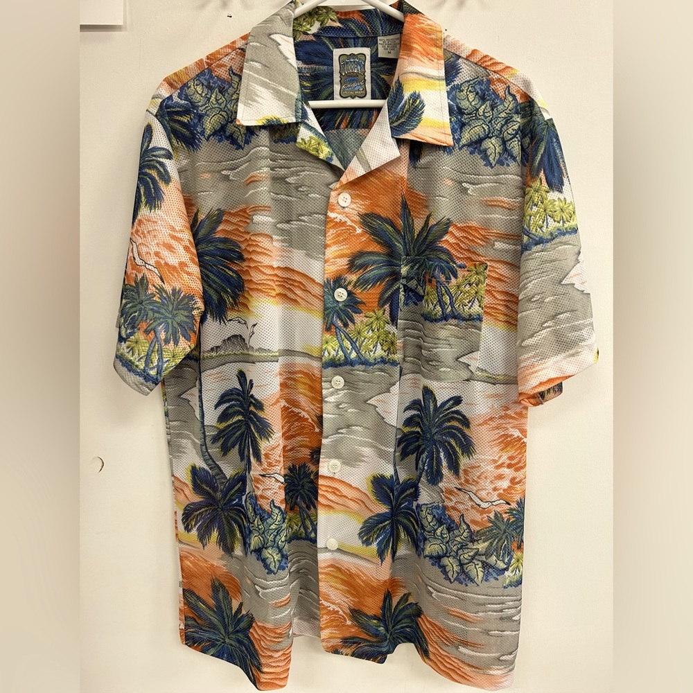 OCEAN CURRENT HAWAIIEN MEN SHIRT  IN SIZE MEDIUM  VERY PRETTY PALM TREES